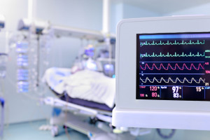 Monitorowanie czynności życiowych pacjenta w szpitalu. /Źródło: 123rf.com