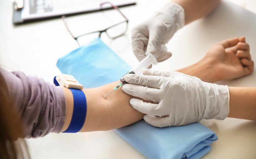 Pielęgniarka pobiera pacjentowi krew z żyły u zgięcia łokcia. /Źródło: 123rf.com