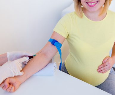 Pielęgniarka pobiera ciężarnej pacjentce próbkę krwi, w celu przekazania jej do diagnostyki laboratoryjnej. /Źródło: 123rf.com