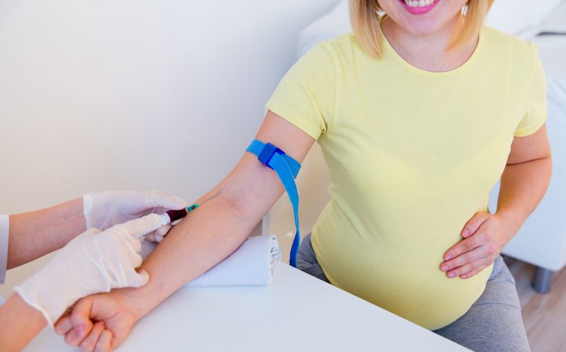 Pielęgniarka pobiera ciężarnej pacjentce próbkę krwi, w celu przekazania jej do diagnostyki laboratoryjnej. /Źródło: 123rf.com