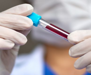 Pielęgniarz prezentujący fiolkę z krwią. /Źródło: 123rf.com
