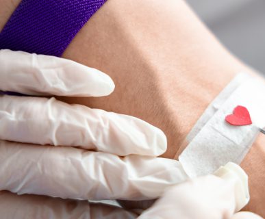 Pielęgniarz pobiera pacjentowi krew do celu analizy i diagnostyki, miejsce pobrania zakryte jest plastrem z naklejonym sercem. /Źródło: 123rf.com