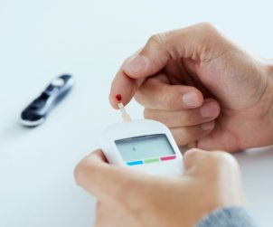 Pacjent wykonuje pomiar glukozy poprzez nakłucie opuszki palca. /Źródło: 123rf.com