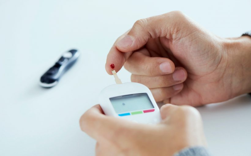 Pacjent wykonuje pomiar glukozy poprzez nakłucie opuszki palca. /Źródło: 123rf.com