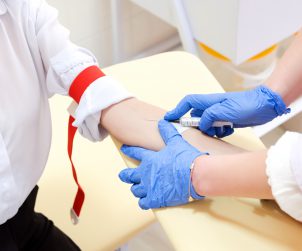 Pielęgniarka pobiera pacjentce krew z żyły u ręki, aby następnie przekazać próbkę do analizy laboratoryjnej. /Źródło: 123rf.com