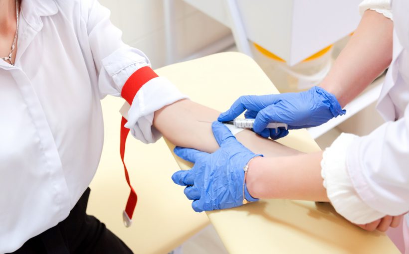 Pielęgniarka pobiera pacjentce krew z żyły u ręki, aby następnie przekazać próbkę do analizy laboratoryjnej. /Źródło: 123rf.com