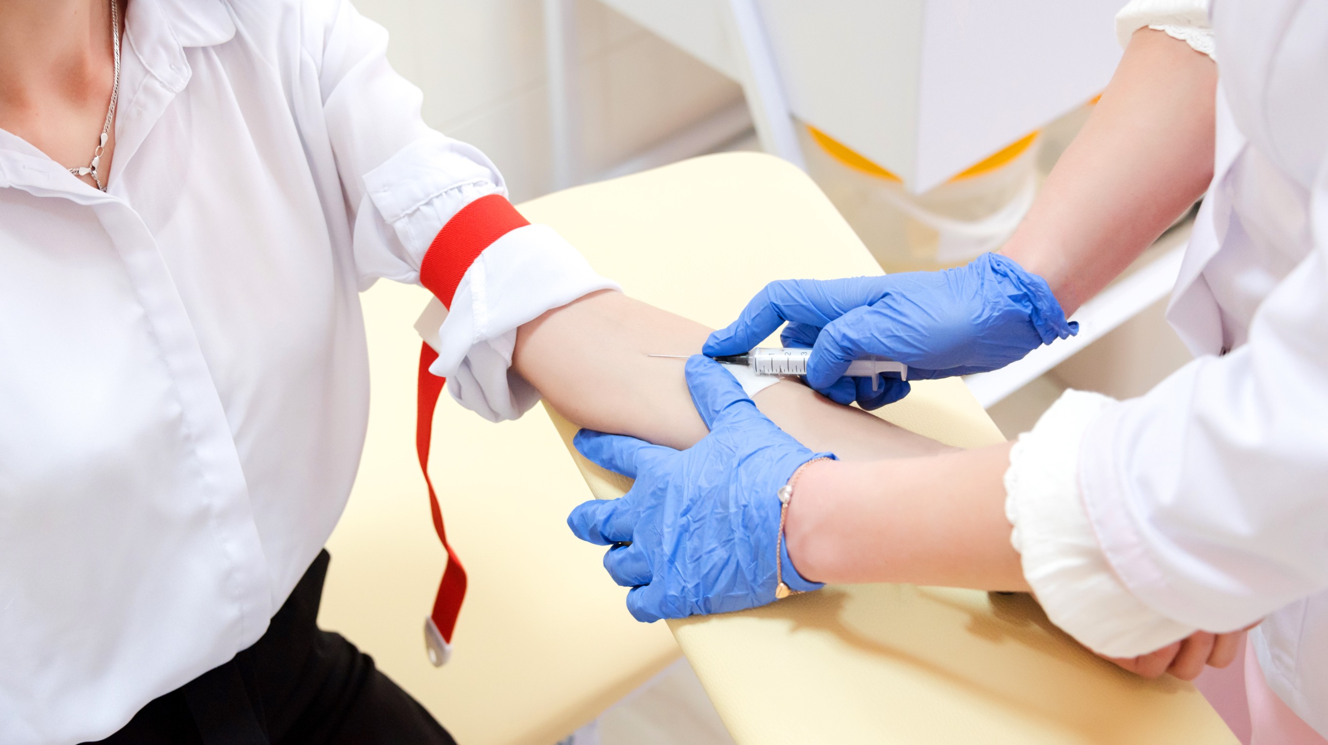 Pielęgniarka pobiera pacjentce krew z żyły u ręki, aby następnie przekazać próbkę do analizy laboratoryjnej. /Źródło: 123rf.com