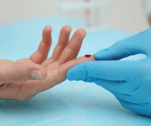 Kropla krwi z opuszki palca, pobrana w celu zmierzenia poziomu glukozy. /Źródło: 123rf.com