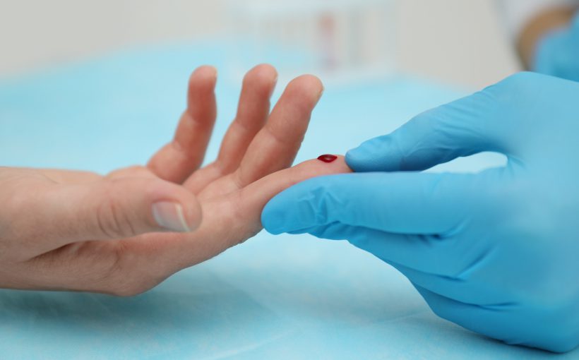 Kropla krwi z opuszki palca, pobrana w celu zmierzenia poziomu glukozy. /Źródło: 123rf.com