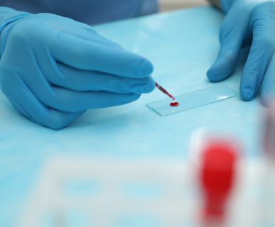 Analityk medyczny poddaje diagnostyce krew pacjenta. /Źródło: 123rf.com