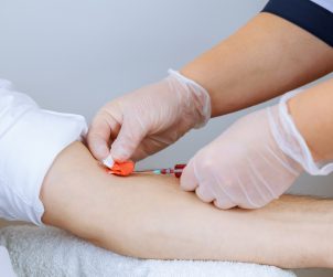 Pielęgniarka pobiera pacjentce krew z żyły u ręki. /Źródło: 123rf.com