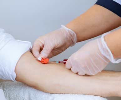 Pielęgniarka pobiera pacjentce krew z żyły u ręki. /Źródło: 123rf.com