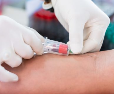 Pielęgniarka pobiera krew pacjentowi z żyły u ręki w celu diagnostyki laboratoryjnej. /Źrodło: 123rf.com