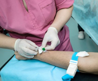 Pielęgniarka wkłuwa się pacjentowi w żyłę, aby pobrać mu próbkę krwi w celu analizy klinicznej. /Źródło: 123rf.com