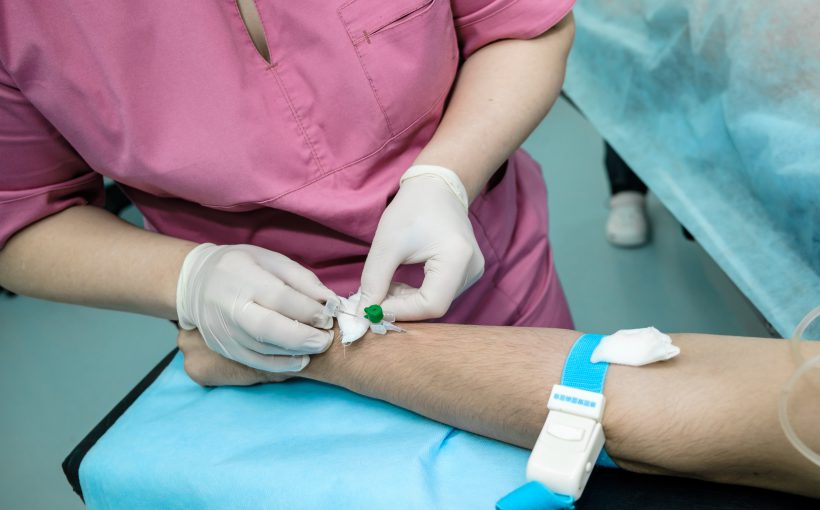 Pielęgniarka wkłuwa się pacjentowi w żyłę, aby pobrać mu próbkę krwi w celu analizy klinicznej. /Źródło: 123rf.com