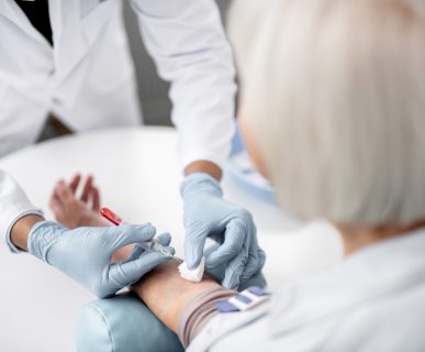 Pielęgniarz pobiera krew starszej pacjentce z żyły u ręki. /Źródło: 123rf.com