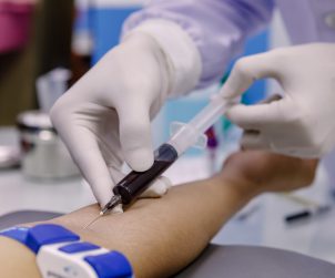 Pielęgniarka pobiera pacjentowi krez z żyły u ręki. /Źródło: 123rf.com