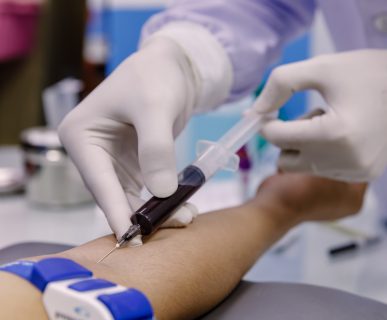 Pielęgniarka pobiera pacjentowi krez z żyły u ręki. /Źródło: 123rf.com