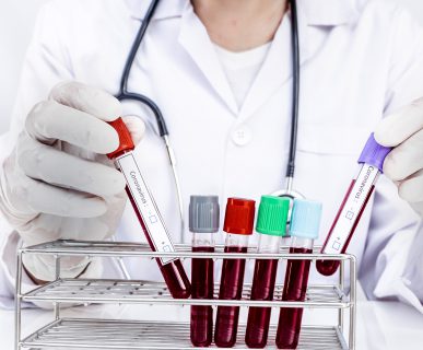 Pielęgniarka odkłada probówki z krwią pacjenta. /Źródło:123rf.com