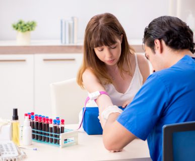 Młody pielęgniarz pobiera kobiecie krew w celu diagnostyki medycznej. /Źródło: 123rf.com