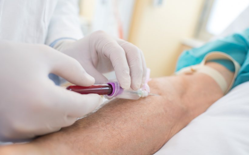 Pielęgniarka pobiera starszemu mężczyźnie krew z żyły u ręki. /Źródło: 123rf.com