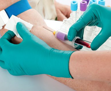 Pielęgniarka pobiera starszemu mężczyźnie krew z żyły u ręki, w celu przekazania próbki do analizy laboratoryjnej. /Źródło: 123rf.com