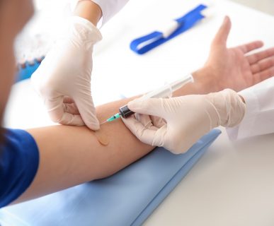 Pielęgniarka pobiera mężczyźnie krew do badań diagnostycznych. /Źródło: 123rf.com