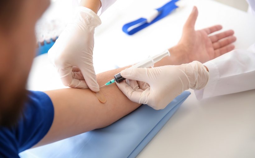 Pielęgniarka pobiera mężczyźnie krew do badań diagnostycznych. /Źródło: 123rf.com