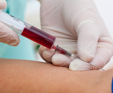 Pielęgniarka pobiera krew pacjentowi z żyły u ręki. /Źródło: 123rf.com