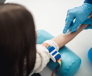Pielęgniarka wkłuwa się igłą w żyłę młodej kobiety. /Źródło: 123rf.com