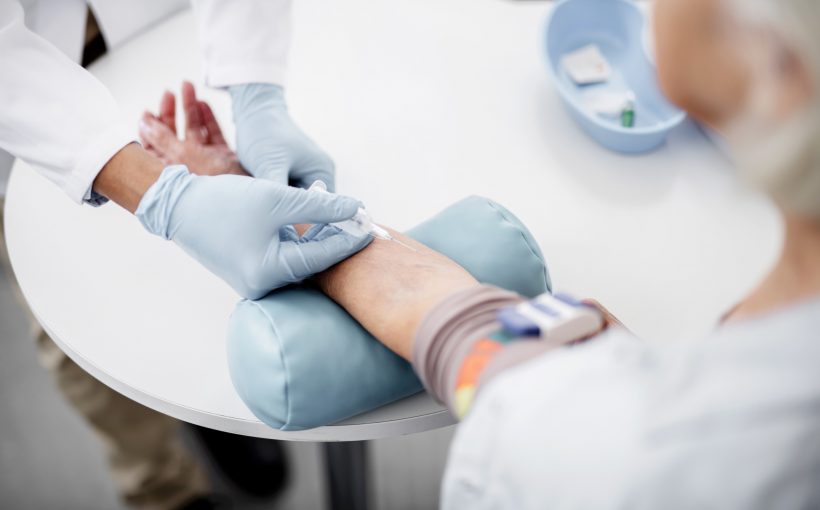 Pielęgniarz pobiera próbkę krwi starszemu mężczyźnie. /Źródło: 123rf.com