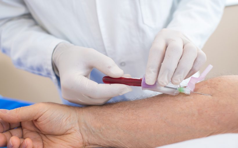 Pielęgniarz pobiera mężczyźnie krew w żyły u ręki aby poddać ją diagnostyce i ewentualnemu leczeniu przez lekarza. /Źródło: 123rf.com