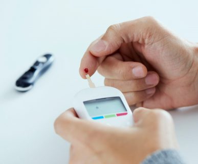 Kobieta chora na cukrzyce w domowych warunkach mierzy poziom glukozy we krwi, poprzez nakłucie opuszki palca. /Źródło: 123rf.com