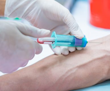 Pielęgniarka pobiera pacjentowi krew z żyły u ręki. /Źródło: 123rf.com