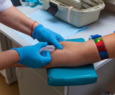 Pielęgniarka w sterylnych warunkach pobiera pacjentowi krew, aby przekazać jej próbkę do analizy medycznej. /Źródło: 123rf.com