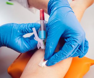 Pielęgniarka wyciąga igłę z żyły pacjenta po pobraniu krwi. /Źródło: 123rf.com