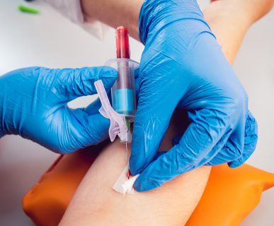Pielęgniarka wyciąga igłę z żyły pacjenta po pobraniu krwi. /Źródło: 123rf.com