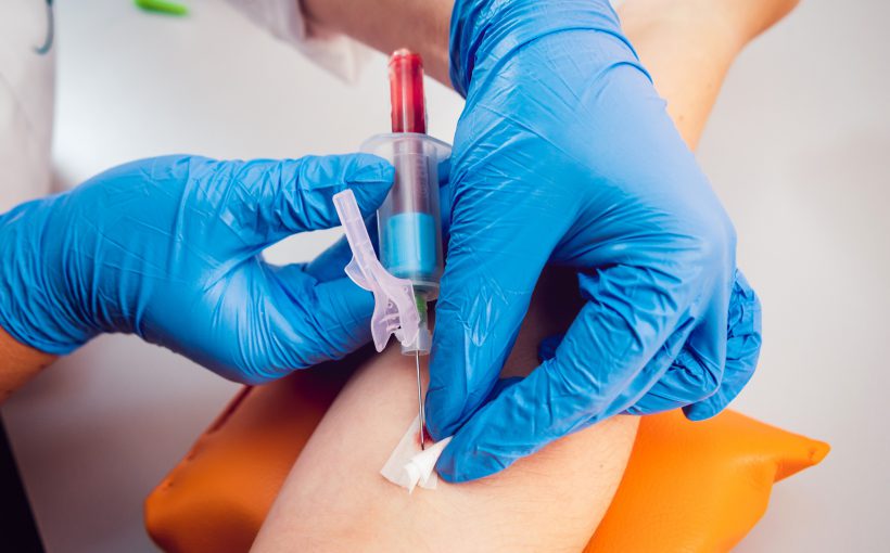 Pielęgniarka wyciąga igłę z żyły pacjenta po pobraniu krwi. /Źródło: 123rf.com