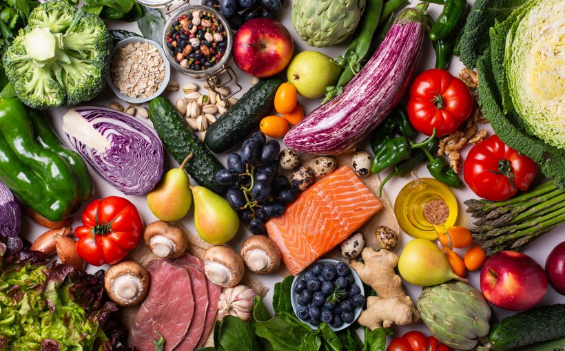 Różnego rodzaju produkty spożywcze ułożone na stole, w celu ukazania różnorodności pokarmowej. /Źródło: 123rf.com