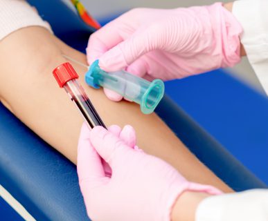Pielęgniarka wkłuwa się igłą w żyłę pacjenta, w celu pobrania krwi do badania laboratoryjnego. /Źródło: 123rf.com