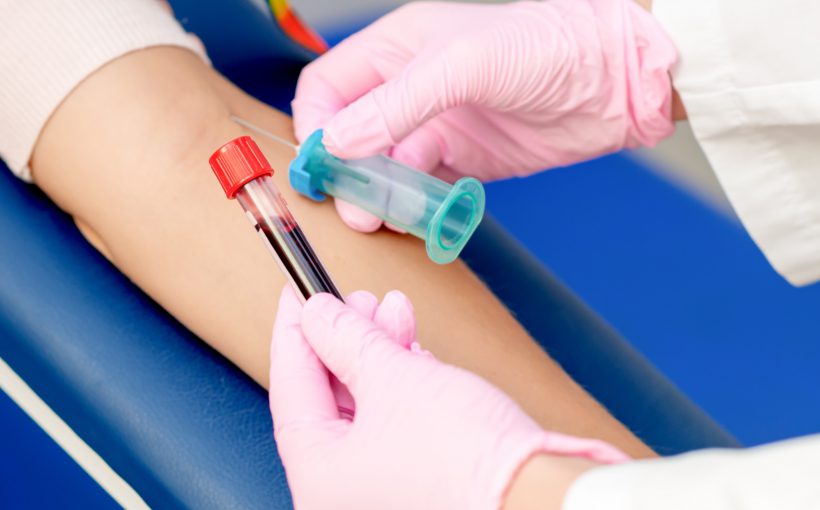 Pielęgniarka wkłuwa się igłą w żyłę pacjenta, w celu pobrania krwi do badania laboratoryjnego. /Źródło: 123rf.com