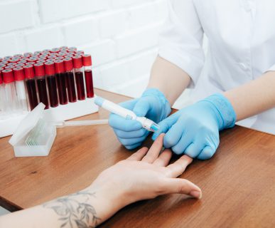 Pielęgniarka mierzy pacjentce poziom glukozy z krwi na opuszce palca. /Źródło: 123rf.com