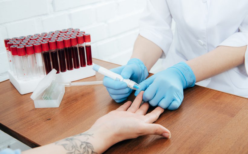 Pielęgniarka mierzy pacjentce poziom glukozy z krwi na opuszce palca. /Źródło: 123rf.com