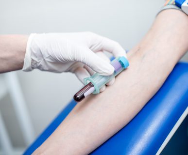 Pielęgniarka pobiera pacjentowi krew z żyły u ręki. /Źródło: 123rf.com