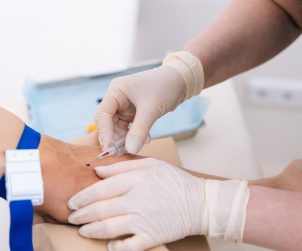 Pielęgniarka pobiera pacjentowi krew z żyły u ręki, aby przekazać ją do dalszej analizy laboratoryjnej. /Źródło: 123rf.com