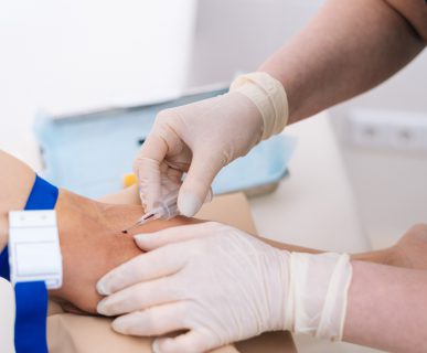 Pielęgniarka pobiera pacjentowi krew z żyły u ręki, aby przekazać ją do dalszej analizy laboratoryjnej. /Źródło: 123rf.com
