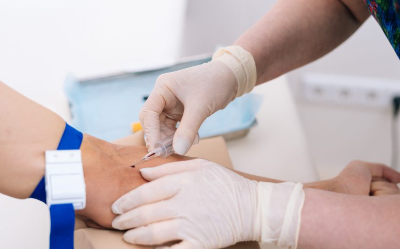 Pielęgniarka pobiera pacjentowi krew z żyły u ręki, aby przekazać ją do dalszej analizy laboratoryjnej. /Źródło: 123rf.com