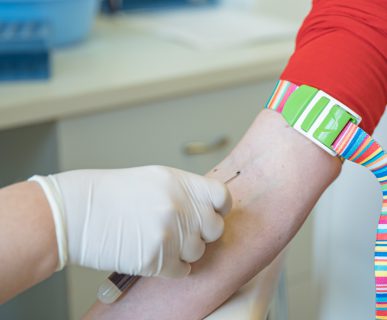 Pielęgniarka pobiera pacjentce krew z żyły u ręki, w celu przekazania próbki do badań laboratoryjnych. /Źródło: 123rf.com