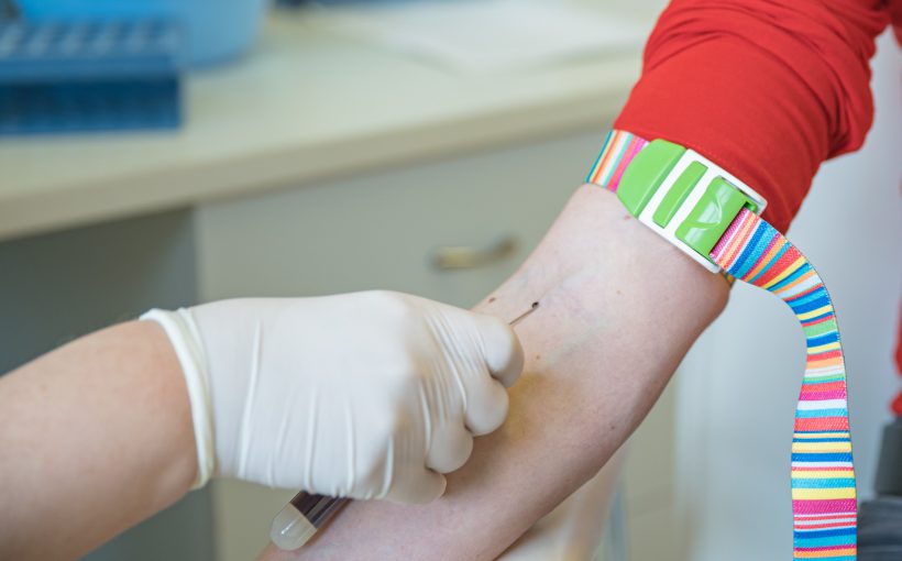 Pielęgniarka pobiera pacjentce krew z żyły u ręki, w celu przekazania próbki do badań laboratoryjnych. /Źródło: 123rf.com
