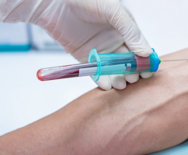 Pielęgniarka pobiera pacjentce krew z żyły u ręki w celu przeprowadzenia badań laboratoryjnych. /Źródło: 123rf.com